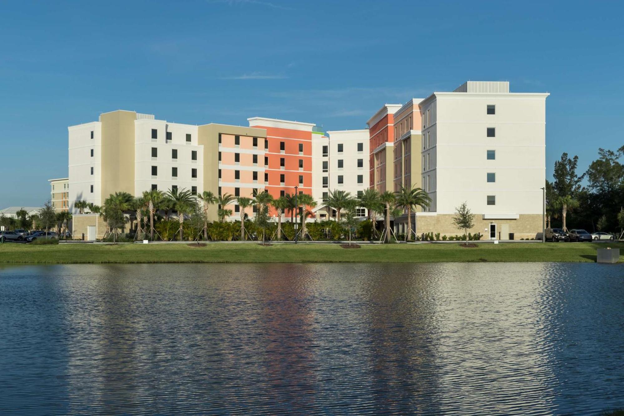 Hampton Inn & Suites Cape Canaveral Cruise Port, Fl Buitenkant foto